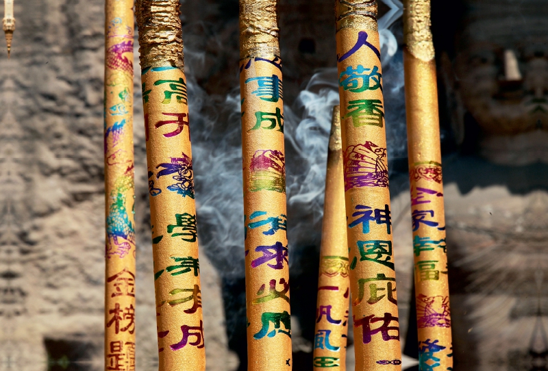 Räucherstäbchen mit chinesischen Schriftzeichen