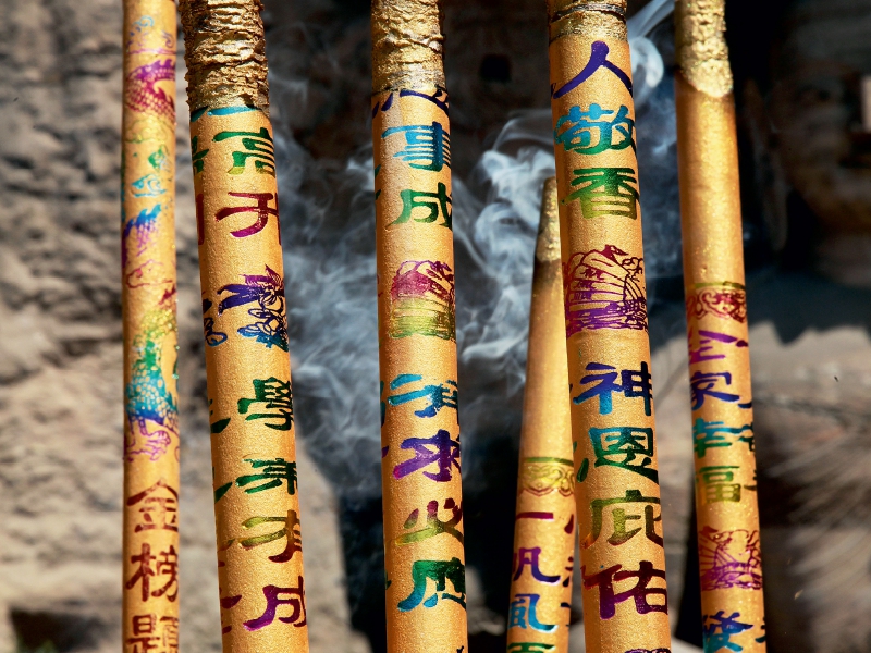 Räucherstäbchen mit chinesischen Schriftzeichen