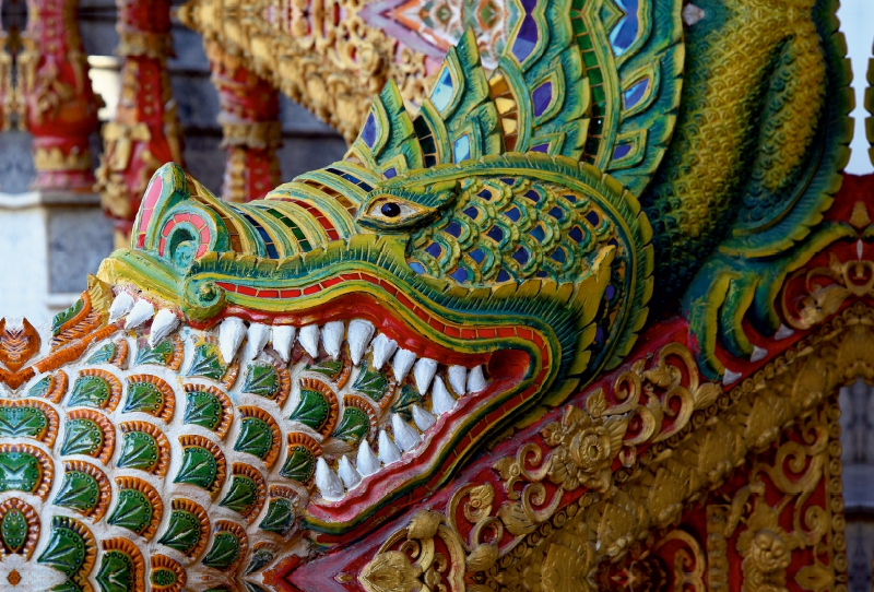 Thailand, Drache vor dem Tempel