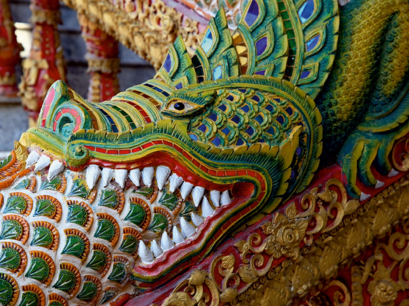 Thailand, Drache vor dem Tempel