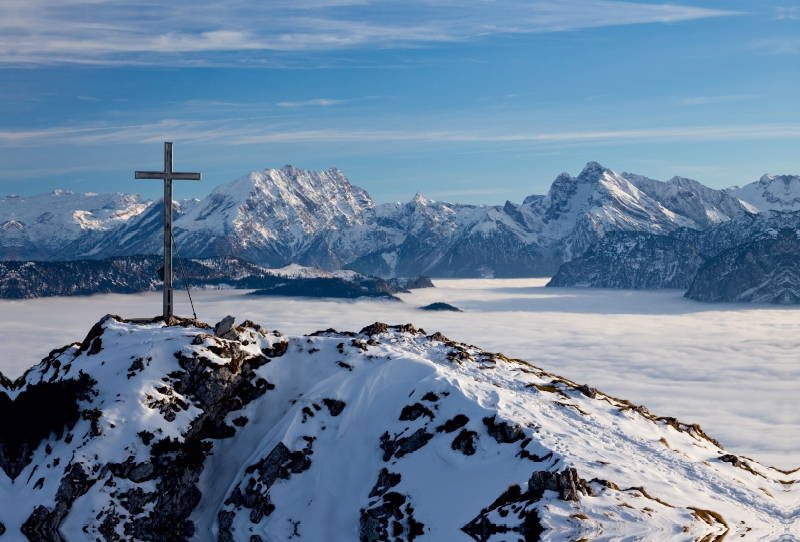 Gipfelkreuz in Bergkulisse