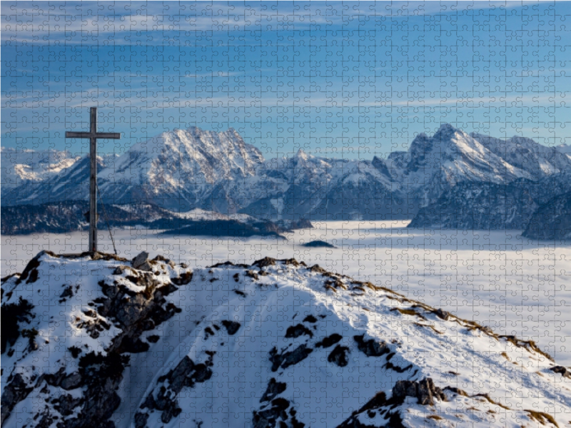 Gipfelkreuz in Bergkulisse