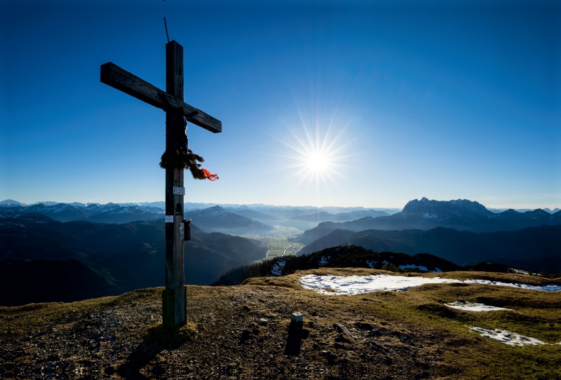 Gipfelkreuz im Sonnenuntergang