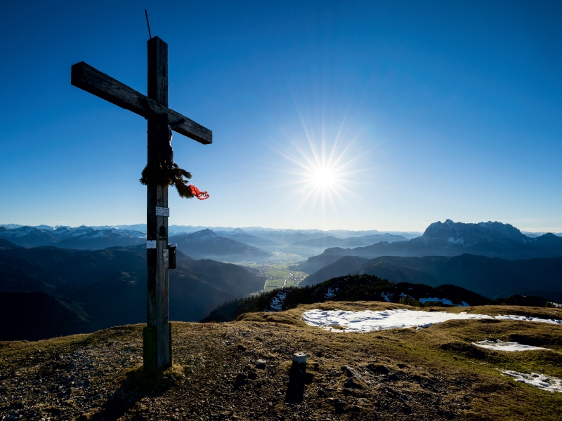 Gipfelkreuz im Sonnenuntergang