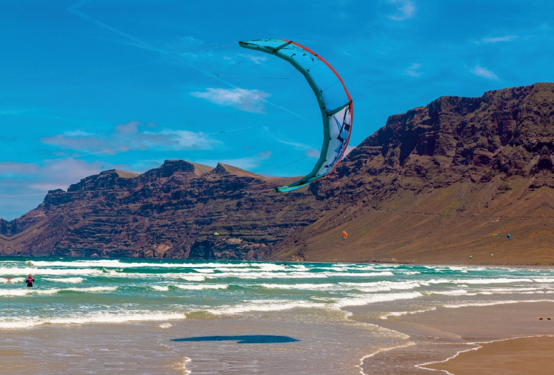 Kite-Surfer am stets stürmigen Famara-Kliff