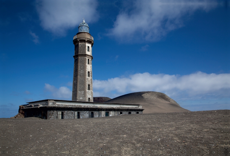 Von Asche verschütteter Leuchtturm