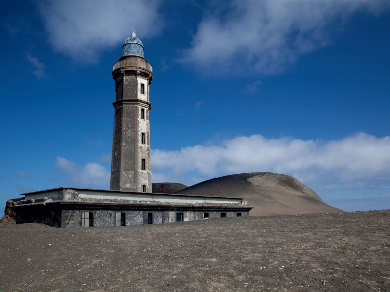 Von Asche verschütteter Leuchtturm