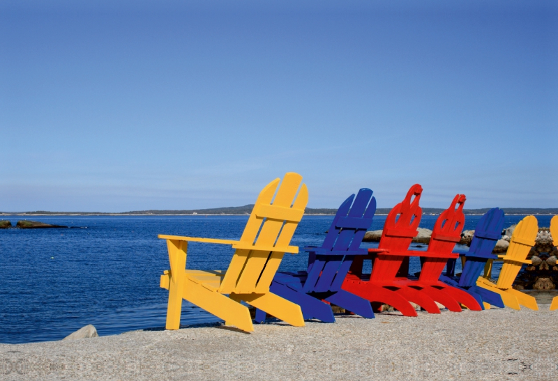 Farbige Stühle am Strand, Kanada