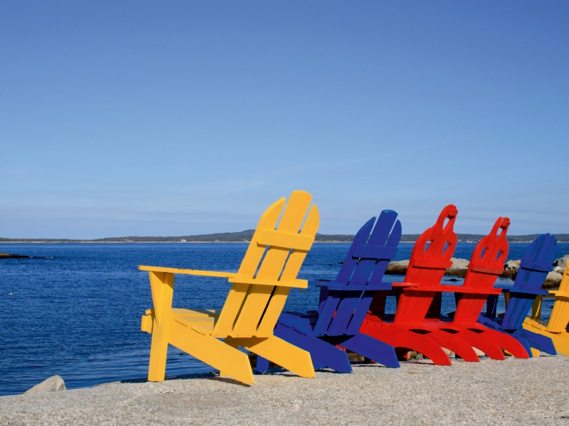 Farbige Stühle am Strand, Kanada