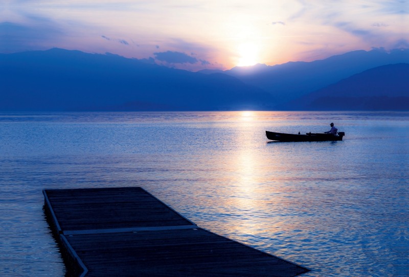 Boot bei Sonnenuntergang am Lago Maggiore