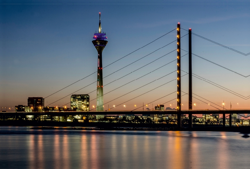 Rheinkniebrücke und der Rheinturm