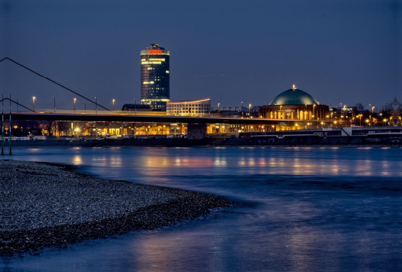 Oberkasseler Brücke, Tonhalle und ERGO-Hochhaus