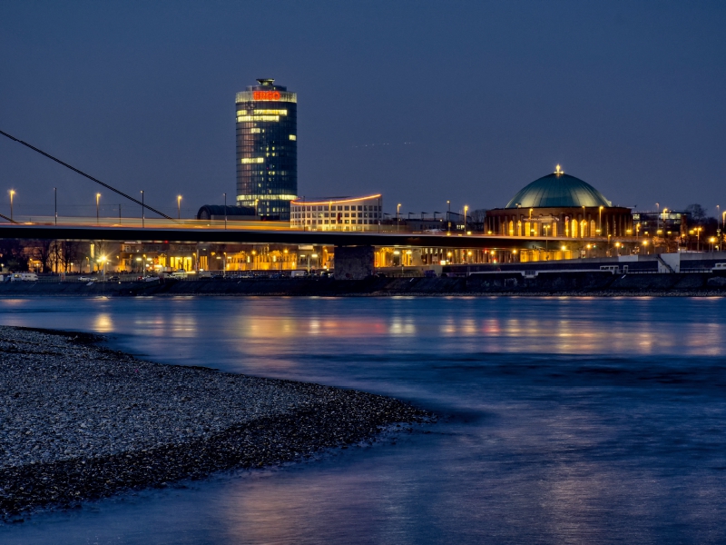 Oberkasseler Brücke, Tonhalle und ERGO-Hochhaus