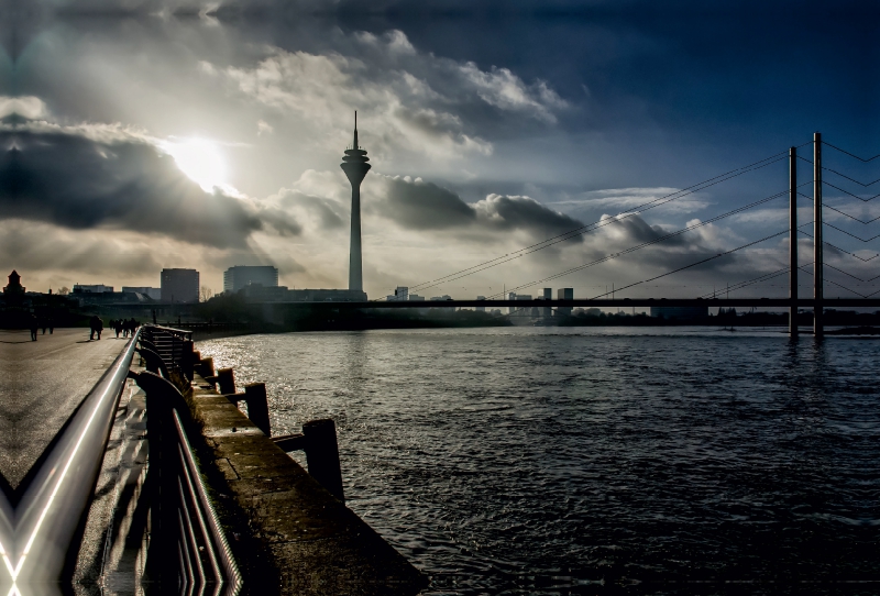 Blick auf die Rheinkniebrücke und den Rheinturm