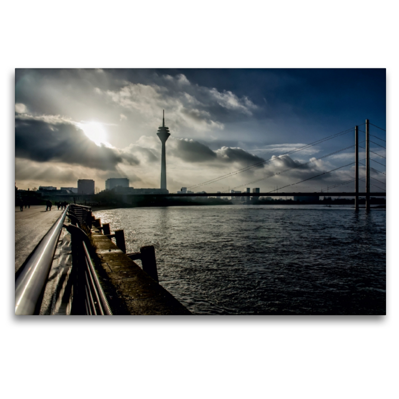 Blick auf die Rheinkniebrücke und den Rheinturm