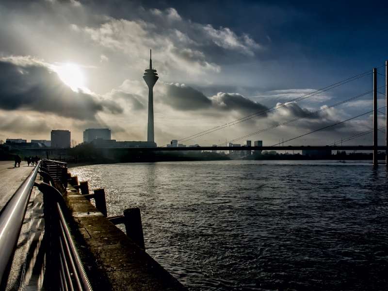 Blick auf die Rheinkniebrücke und den Rheinturm