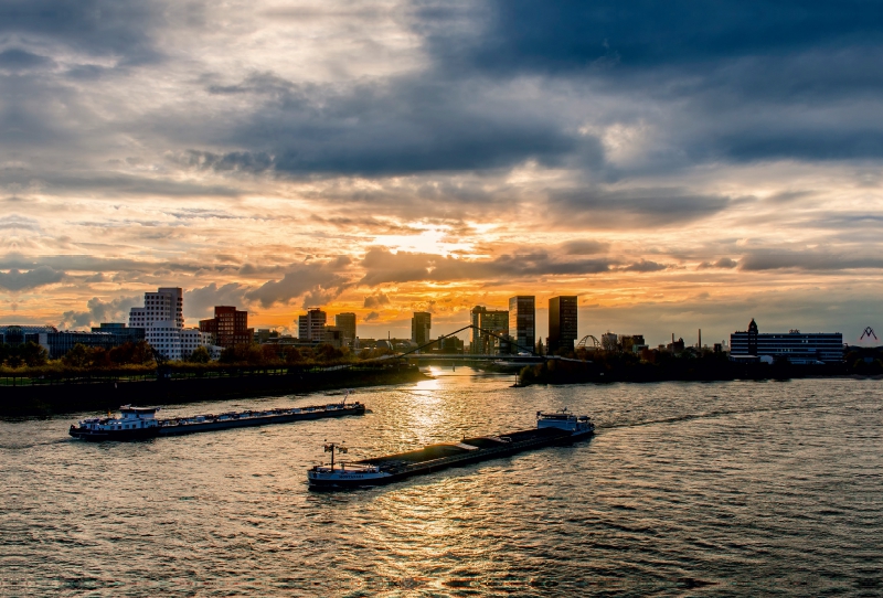 Blick von der Rheinkniebrücke auf den Medienhafen