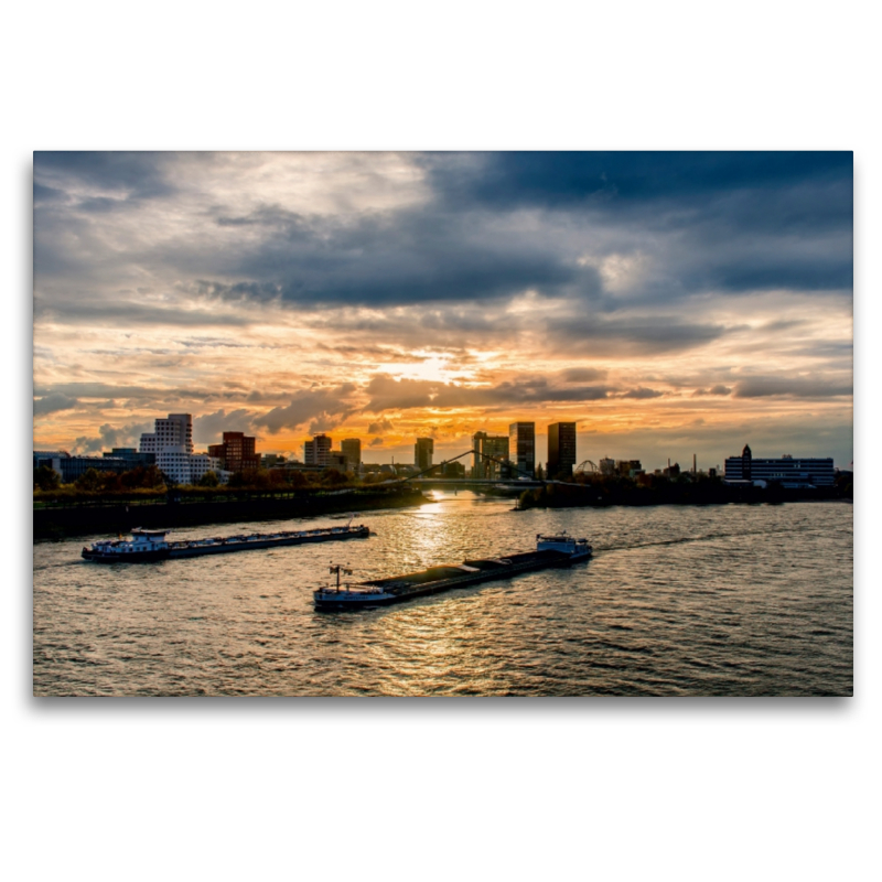 Blick von der Rheinkniebrücke auf den Medienhafen