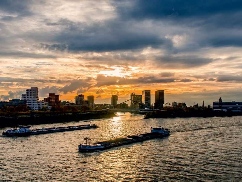 Blick von der Rheinkniebrücke auf den Medienhafen