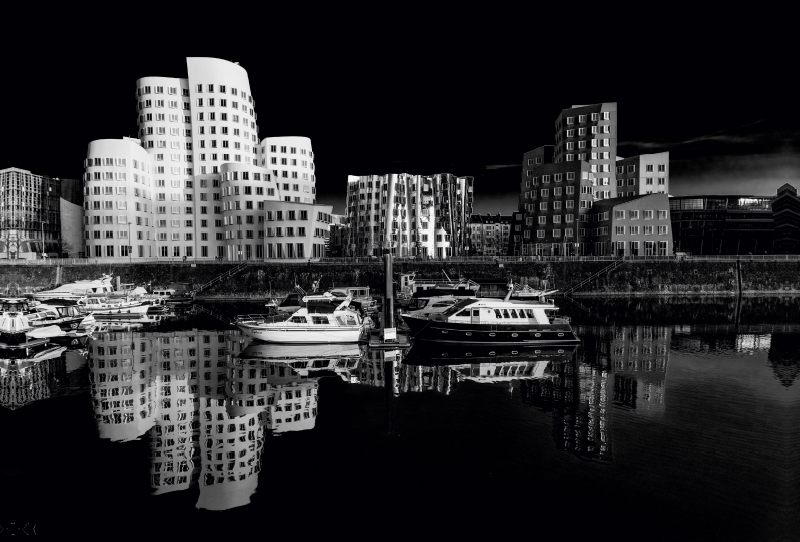 Spiegelung im Medienhafen