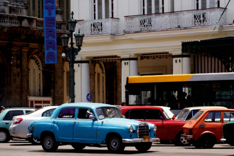 Der legendäre Mercedes 180 vor dem Hotel Inglaterra in Havanna