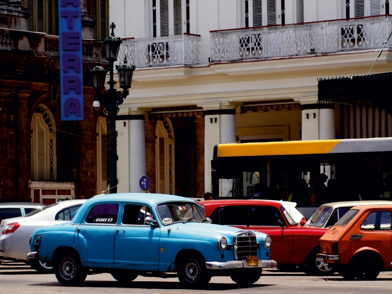 Der legendäre Mercedes 180 vor dem Hotel Inglaterra in Havanna