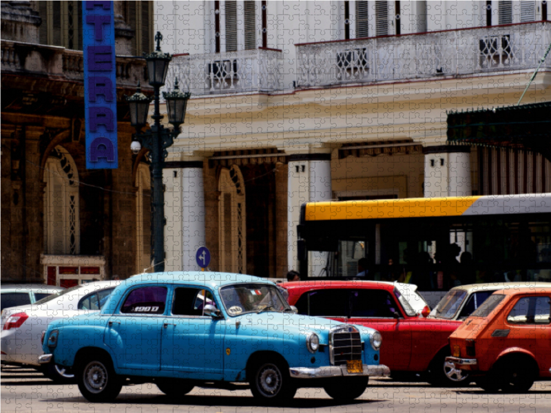 Der legendäre Mercedes 180 vor dem Hotel Inglaterra in Havanna