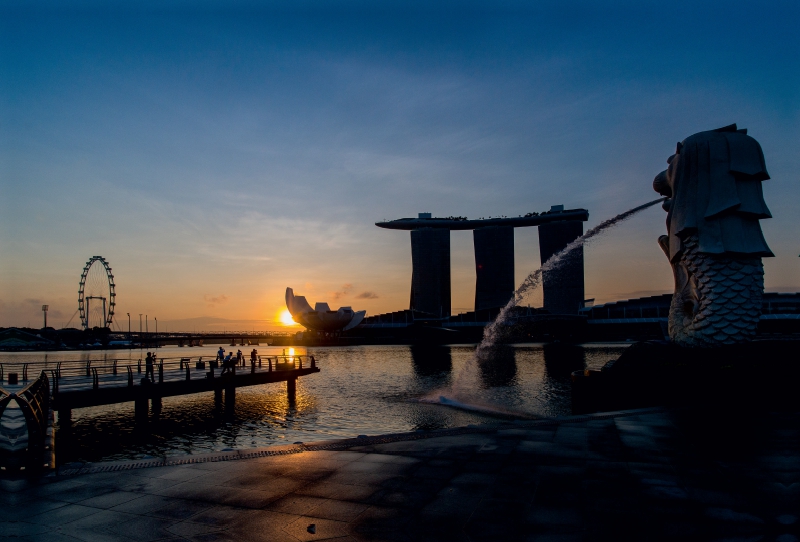 Sonnenaufgang am Merlion in Singapur