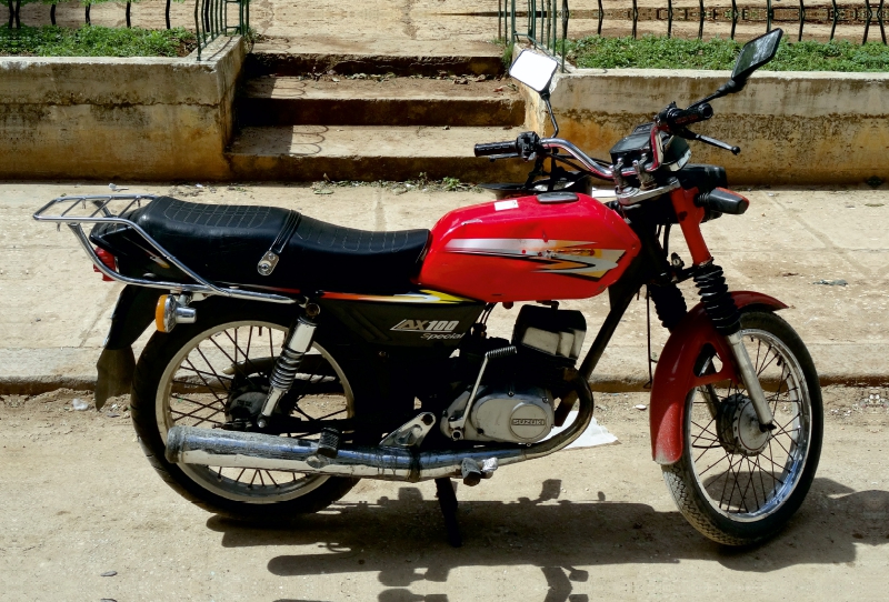 Motorrad SUZUKI AX 100 in Havanna