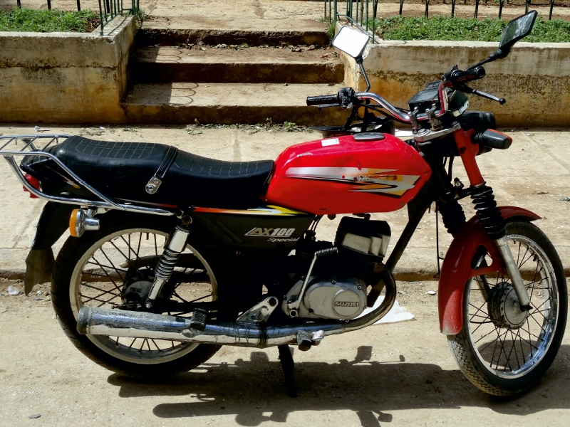 Motorrad SUZUKI AX 100 in Havanna