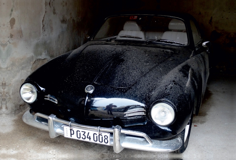 Schwarzer KARMANN GHIA auf Kuba