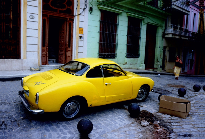 Gelber KARMANN GHIA in Havanna