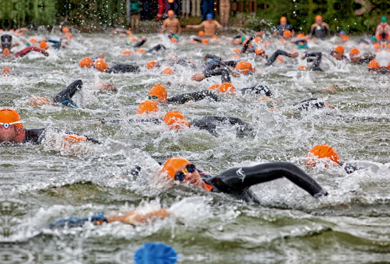 Schwimmen im Main beim Kitzinger Mainfrankentriathlon