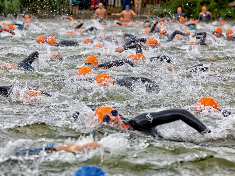 Schwimmen im Main beim Kitzinger Mainfrankentriathlon