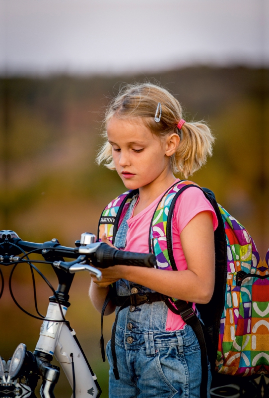 Leni prüft das Funksignal im Kinder Abenteuerfilm 'Timebreakers'