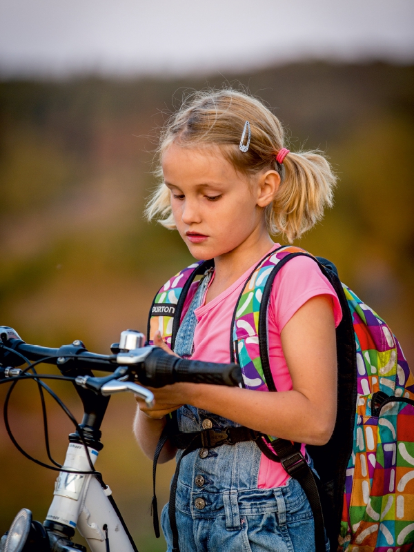 Leni prüft das Funksignal im Kinder Abenteuerfilm 'Timebreakers'