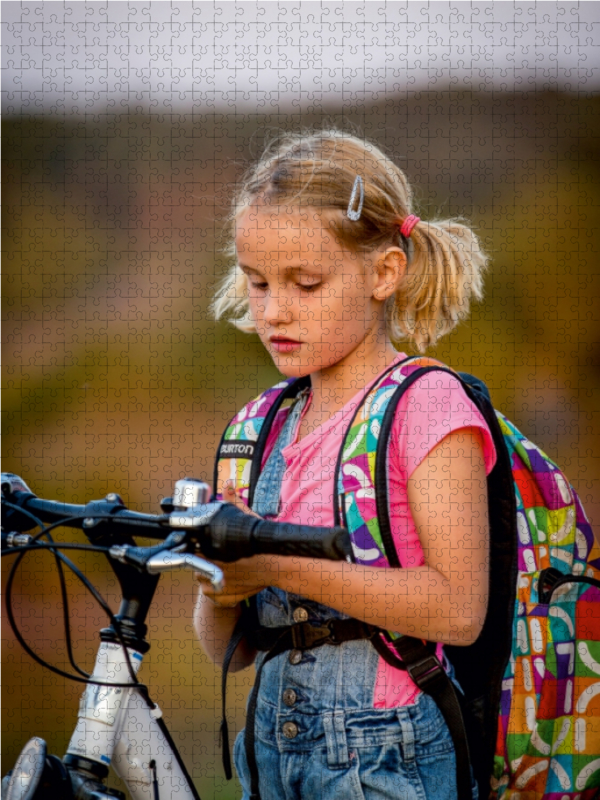 Leni prüft das Funksignal im Kinder Abenteuerfilm 'Timebreakers'