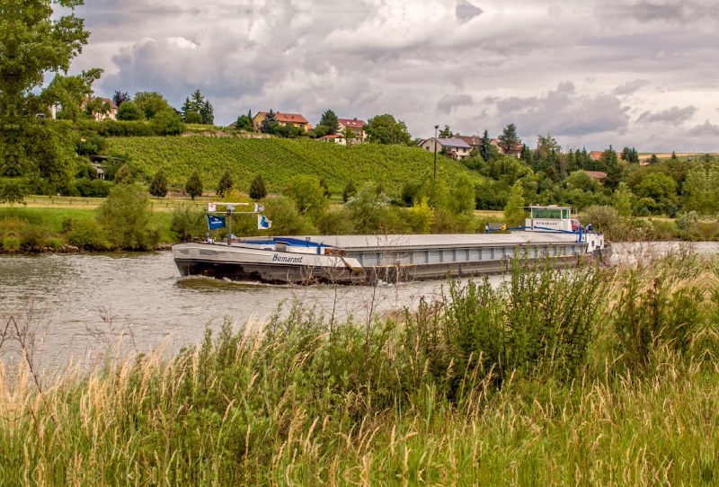 Schiff auf dem Main bei Mainstockheim