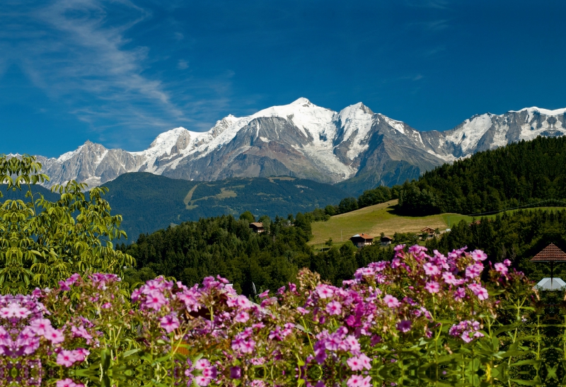 Blick vom Dorf Cordon auf das Mont-Blanc-Massiv