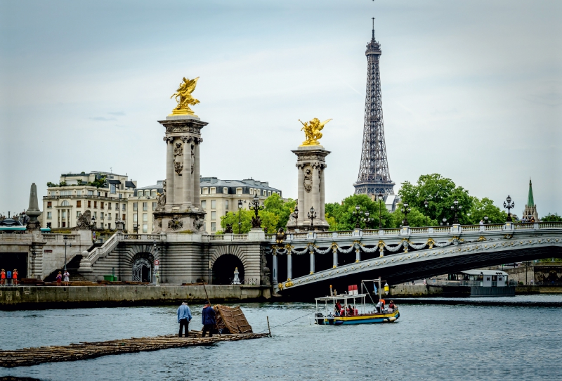 Durch Paris auf einem Holzfloß