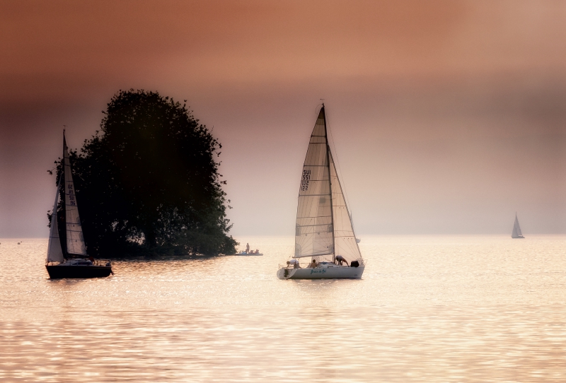 Mit dem Segelboot auf dem See