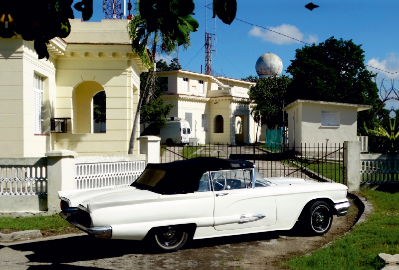 Ford Thunderbird -  Ein Motiv aus dem Kalender 'Ganz in Weiß - Elegante Oldtimer auf Kuba' -