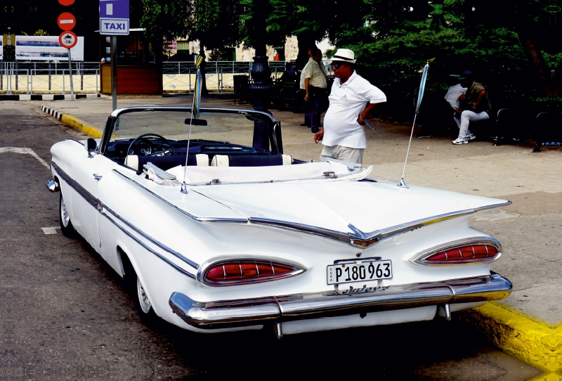 Chevrolet Impala in Havanna - Ein Motiv aus dem Kalender 'Ganz in Weiß - Elegante Oldtimer auf Kuba'