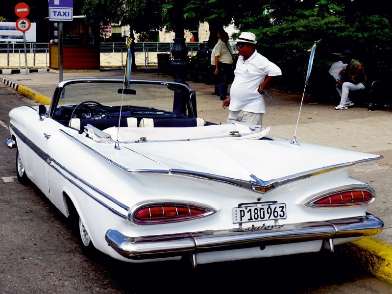 Chevrolet Impala in Havanna - Ein Motiv aus dem Kalender 'Ganz in Weiß - Elegante Oldtimer auf Kuba'