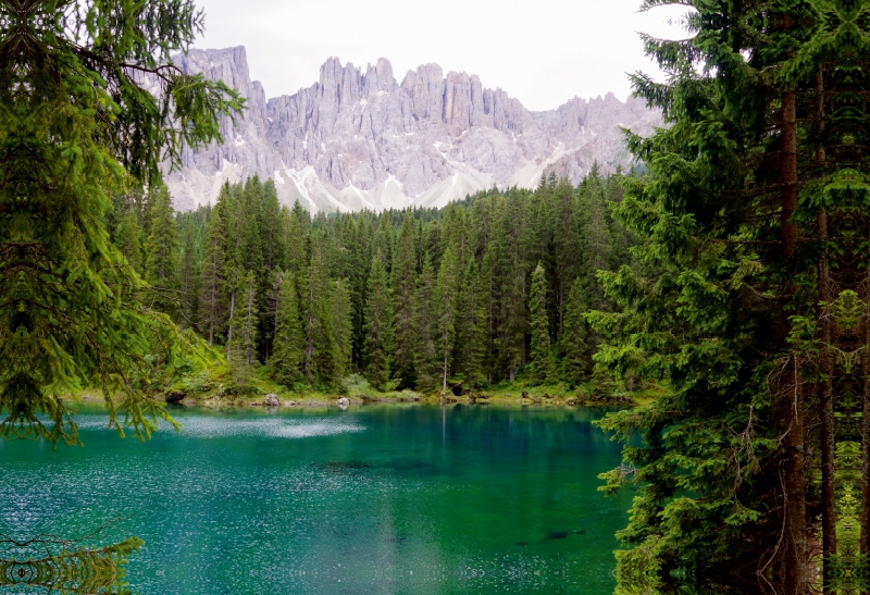 Italien: Blick über den Karersee zum Latemar