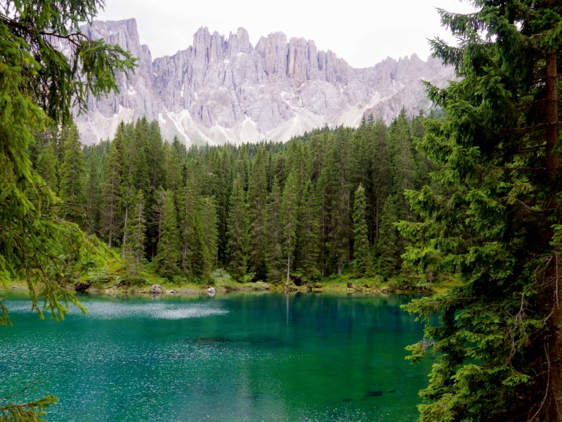 Italien: Blick über den Karersee zum Latemar