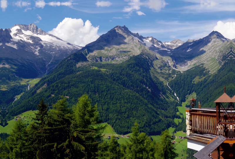 Blick von der Kristallalm zu den Zillertaler Alpen