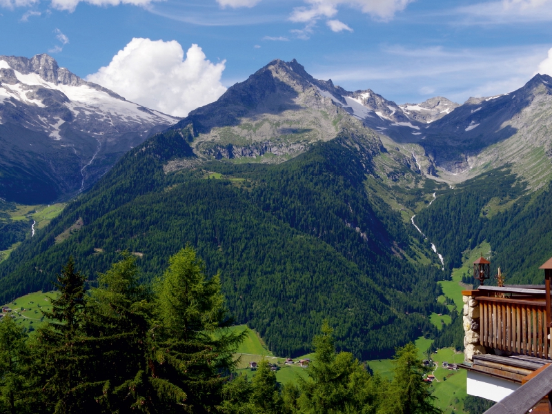 Blick von der Kristallalm zu den Zillertaler Alpen