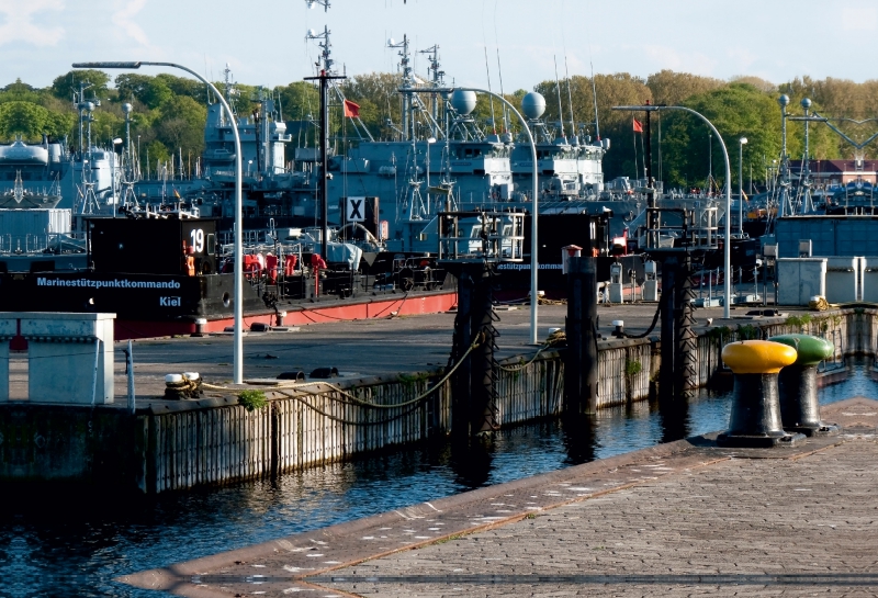 Marinestützpunkt Kiel im Abendlicht