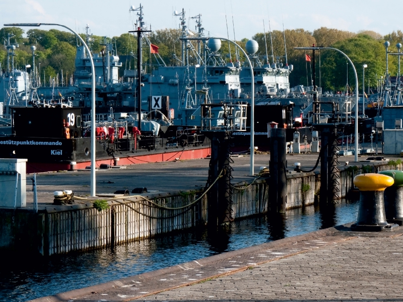 Marinestützpunkt Kiel im Abendlicht